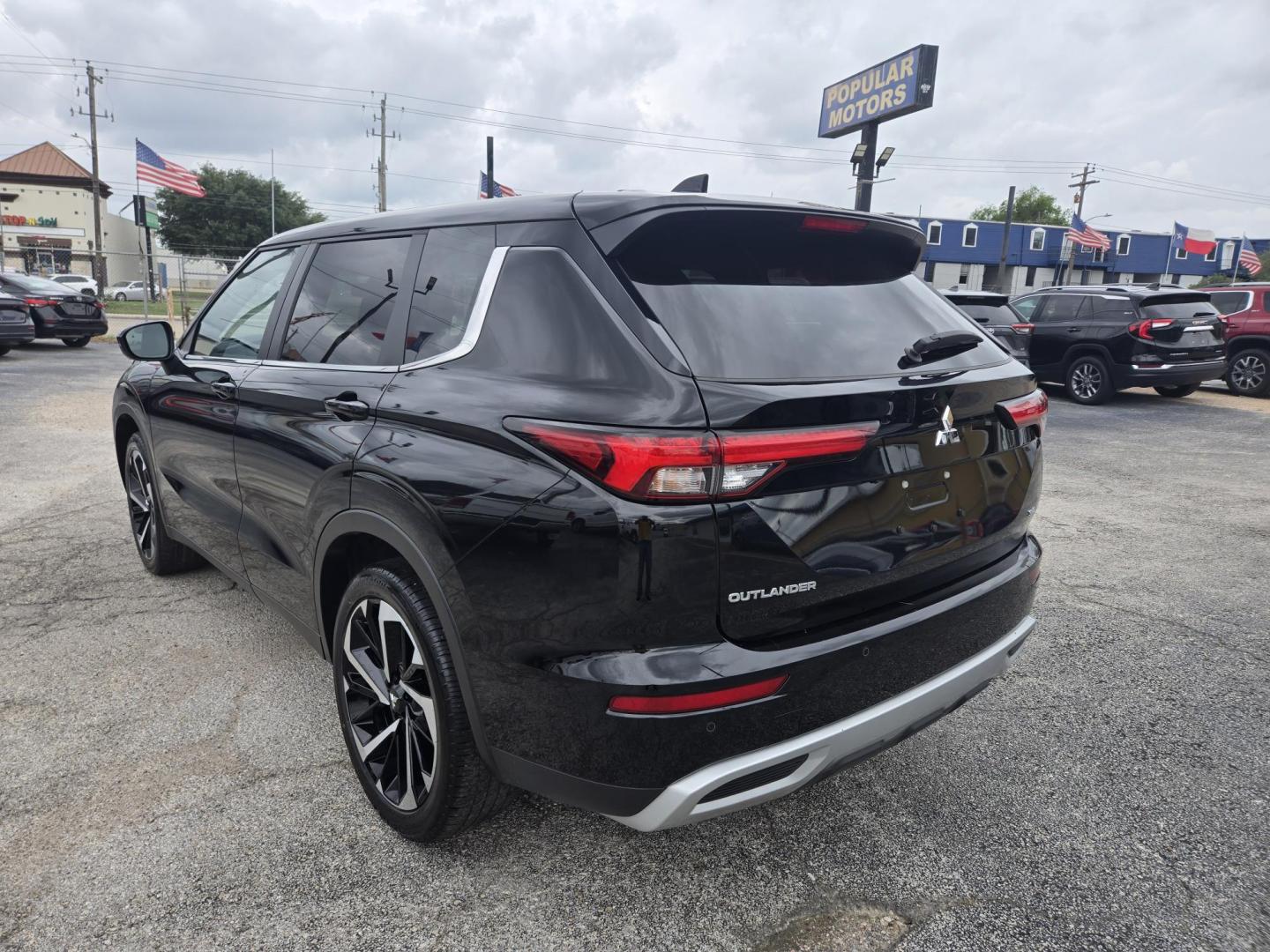 2024 Black Mitsubishi Outlander SE 4WD (JA4J4VA85RZ) with an 2.4L L4 DOHC 16V engine, CVT transmission, located at 1842 Wirt Road, Houston, TX, 77055, (713) 973-3903, 29.805330, -95.484787 - Photo#2
