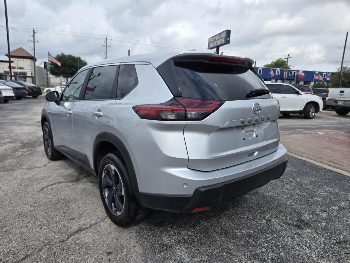 2025 Silver Nissan Rogue SV (5N1BT3BA6SC) with an 2.5L L4 DOHC 16V engine, CVT transmission, located at 1842 Wirt Road, Houston, TX, 77055, (713) 973-3903, 29.805330, -95.484787 - Photo#2
