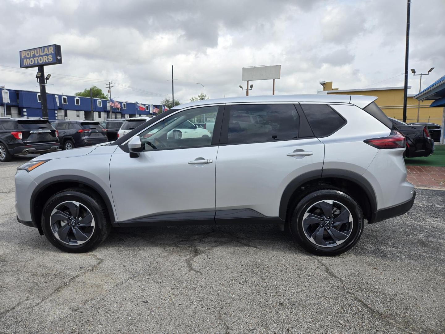 2025 Silver Nissan Rogue SV (5N1BT3BA6SC) with an 2.5L L4 DOHC 16V engine, CVT transmission, located at 1842 Wirt Road, Houston, TX, 77055, (713) 973-3903, 29.805330, -95.484787 - Photo#1