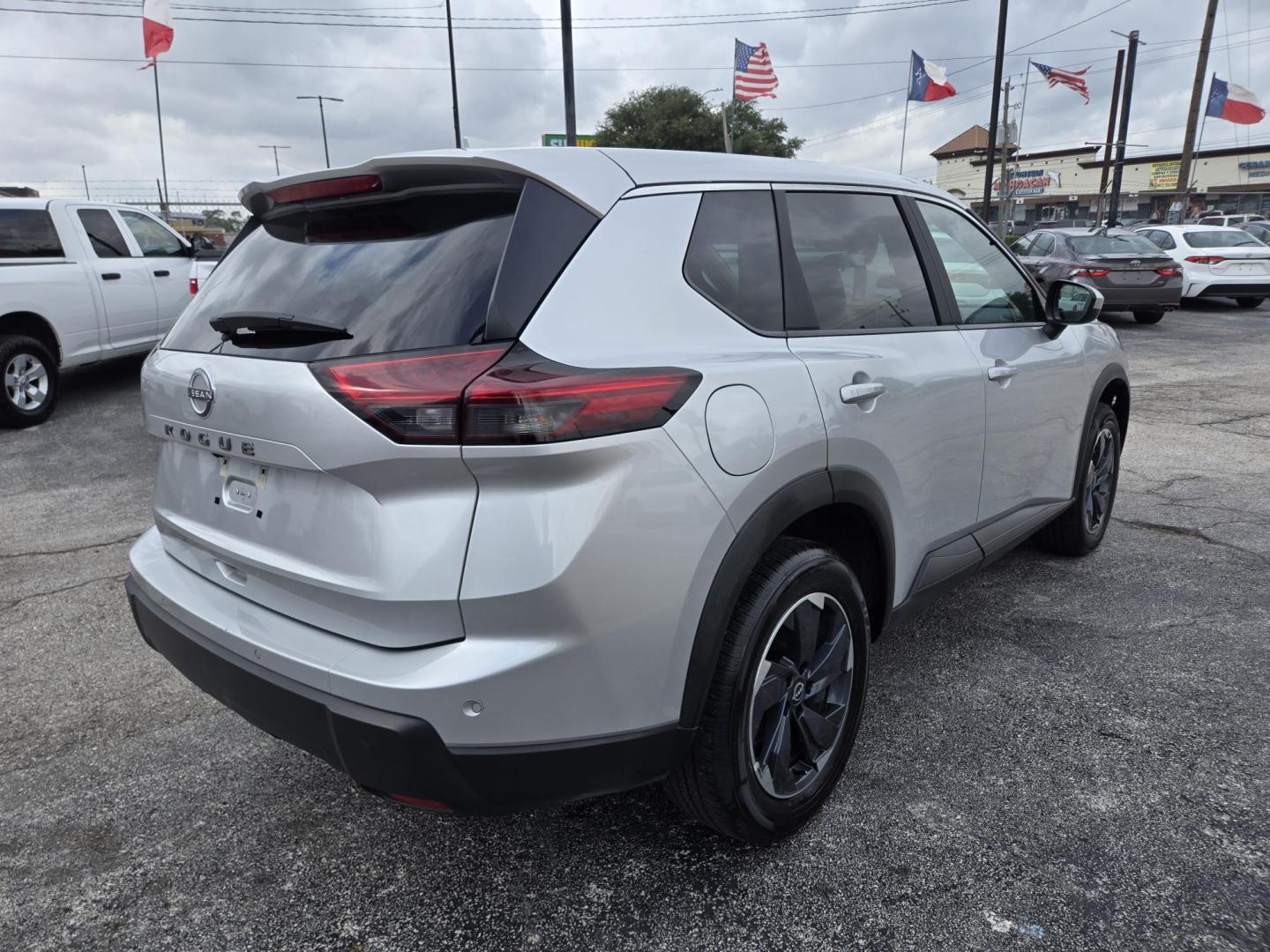 2025 Silver Nissan Rogue SV (5N1BT3BA6SC) with an 2.5L L4 DOHC 16V engine, CVT transmission, located at 1842 Wirt Road, Houston, TX, 77055, (713) 973-3903, 29.805330, -95.484787 - Photo#4