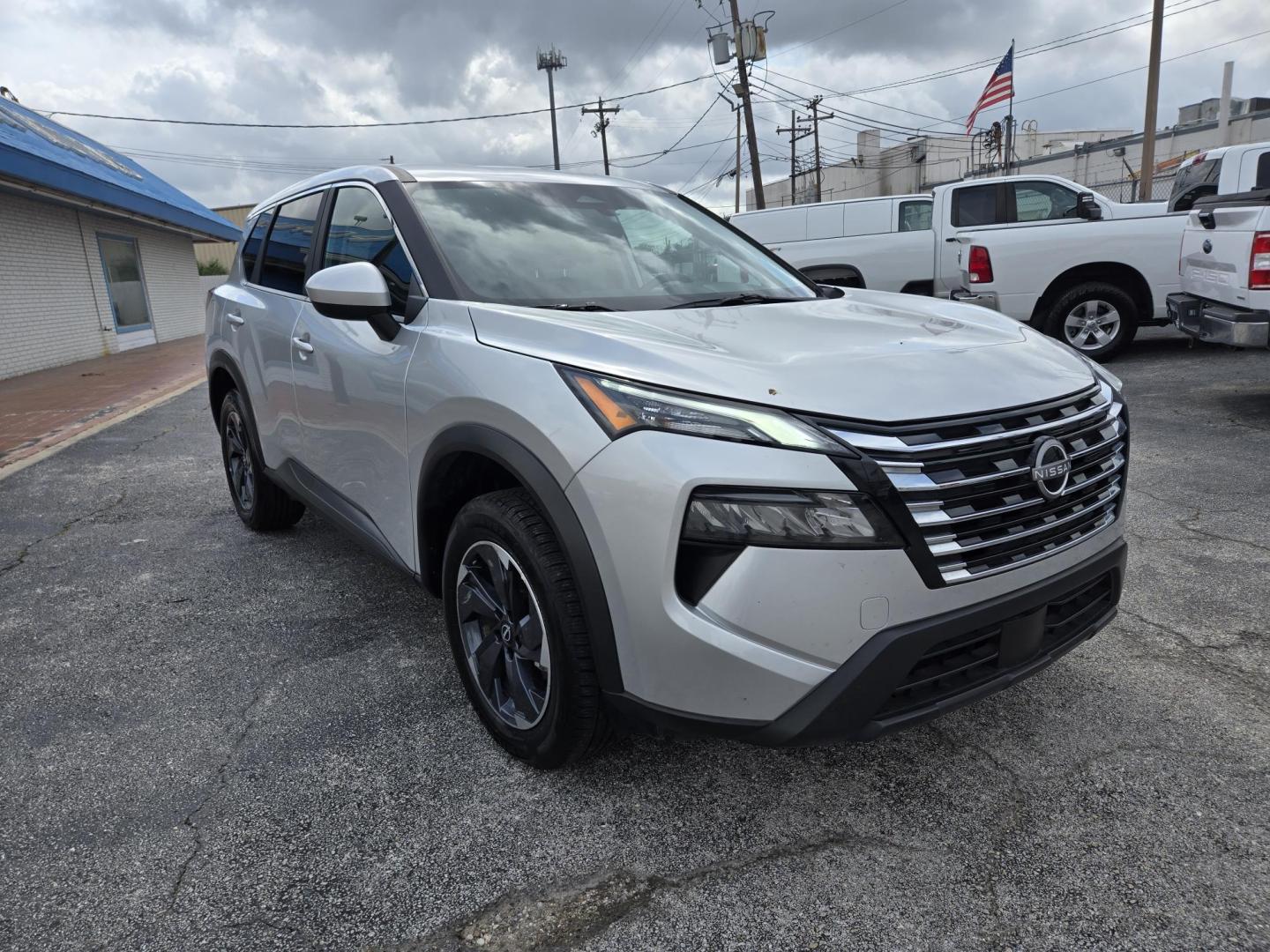 2025 Silver Nissan Rogue SV (5N1BT3BA6SC) with an 2.5L L4 DOHC 16V engine, CVT transmission, located at 1842 Wirt Road, Houston, TX, 77055, (713) 973-3903, 29.805330, -95.484787 - Photo#6