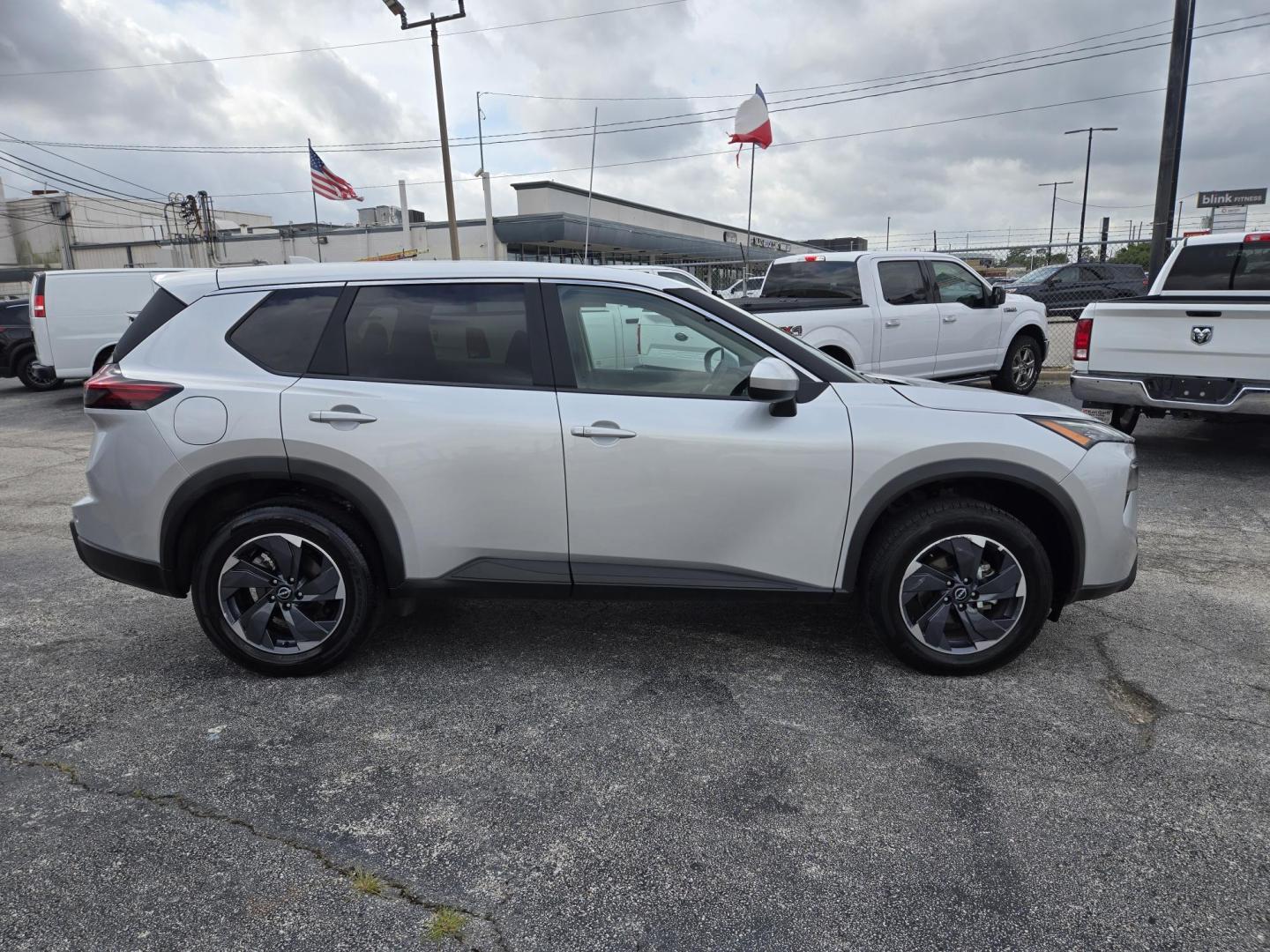 2025 Silver Nissan Rogue SV (5N1BT3BA6SC) with an 2.5L L4 DOHC 16V engine, CVT transmission, located at 1842 Wirt Road, Houston, TX, 77055, (713) 973-3903, 29.805330, -95.484787 - Photo#5