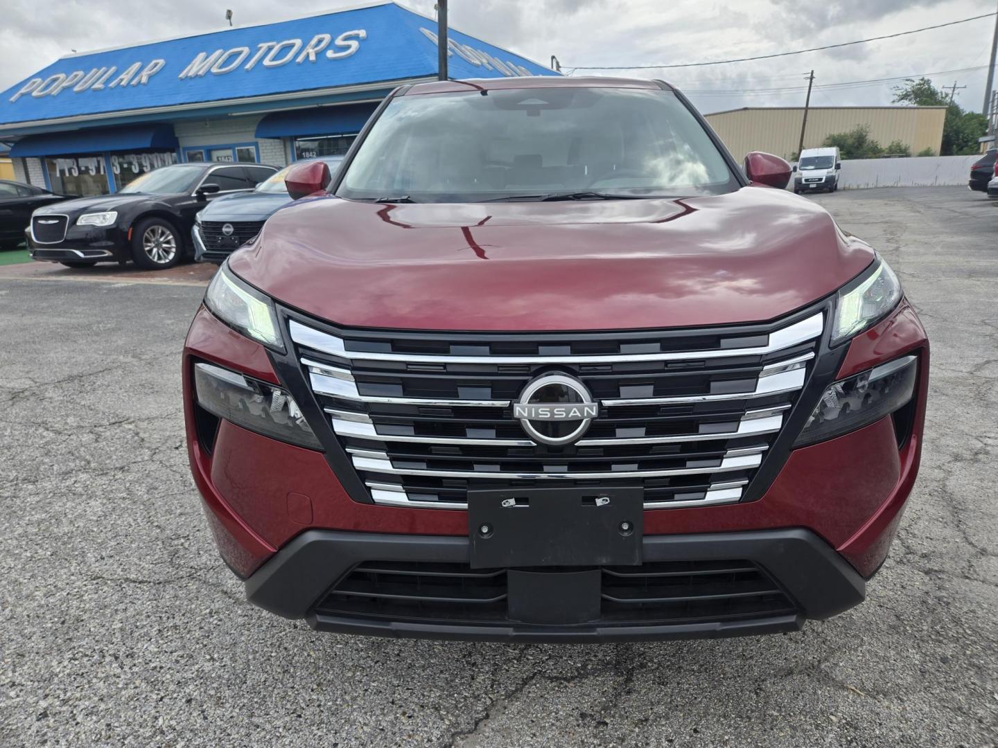 2025 MAROON Nissan Rogue SV AWD (5N1BT3BB5SC) with an 2.5L L4 DOHC 16V engine, CVT transmission, located at 1842 Wirt Road, Houston, TX, 77055, (713) 973-3903, 29.805330, -95.484787 - Photo#7