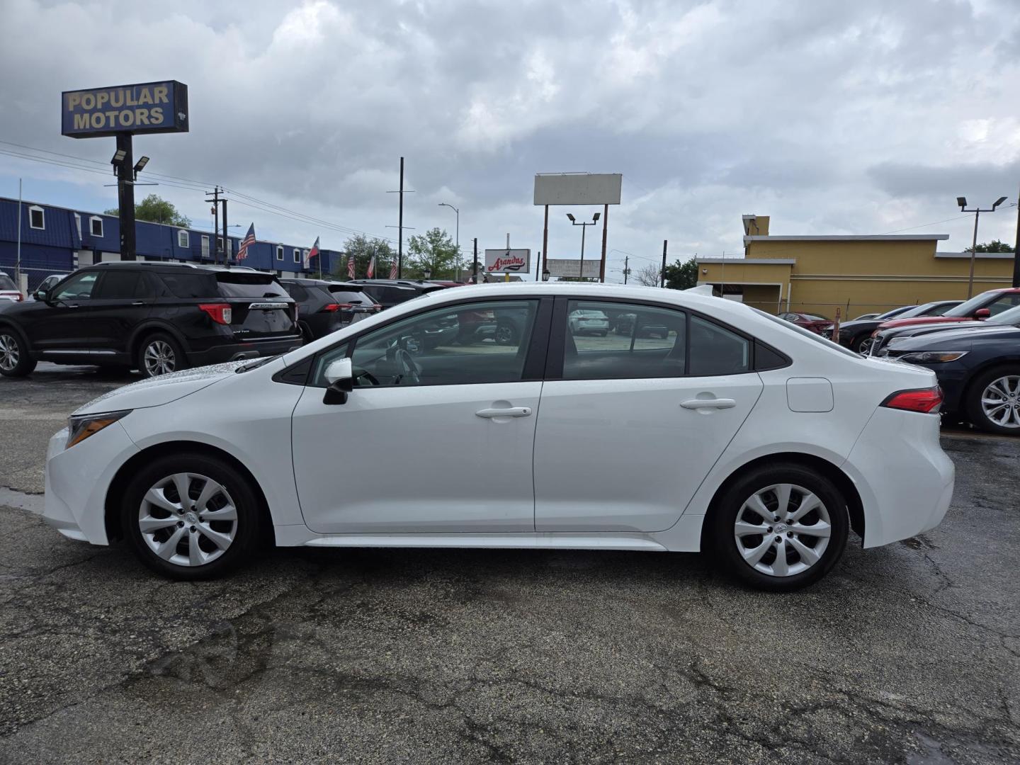 2024 White Toyota Corolla LE (5YFB4MDE3RP) with an 2.0L L4 DOHC 16V engine, CVT transmission, located at 1842 Wirt Road, Houston, TX, 77055, (713) 973-3903, 29.805330, -95.484787 - Photo#1