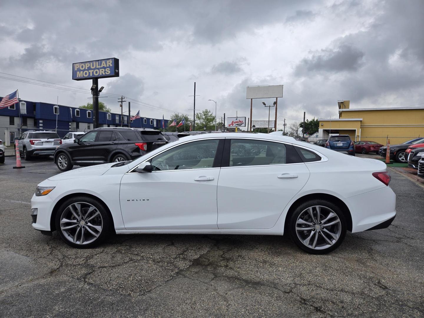 2024 White Chevrolet Malibu 2LT (1G1ZE5ST6RF) with an 1.5L L4 DOHC 16V engine, 6A transmission, located at 1842 Wirt Road, Houston, TX, 77055, (713) 973-3903, 29.805330, -95.484787 - Photo#1