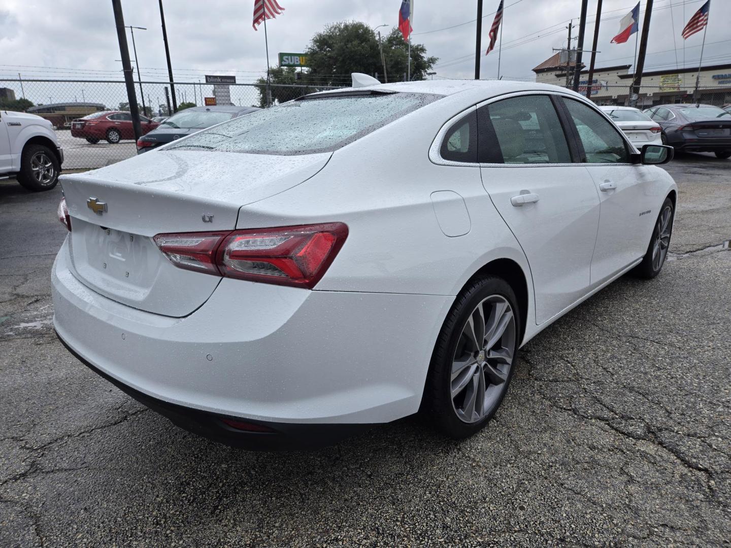 2024 White Chevrolet Malibu 2LT (1G1ZE5ST6RF) with an 1.5L L4 DOHC 16V engine, 6A transmission, located at 1842 Wirt Road, Houston, TX, 77055, (713) 973-3903, 29.805330, -95.484787 - Photo#4