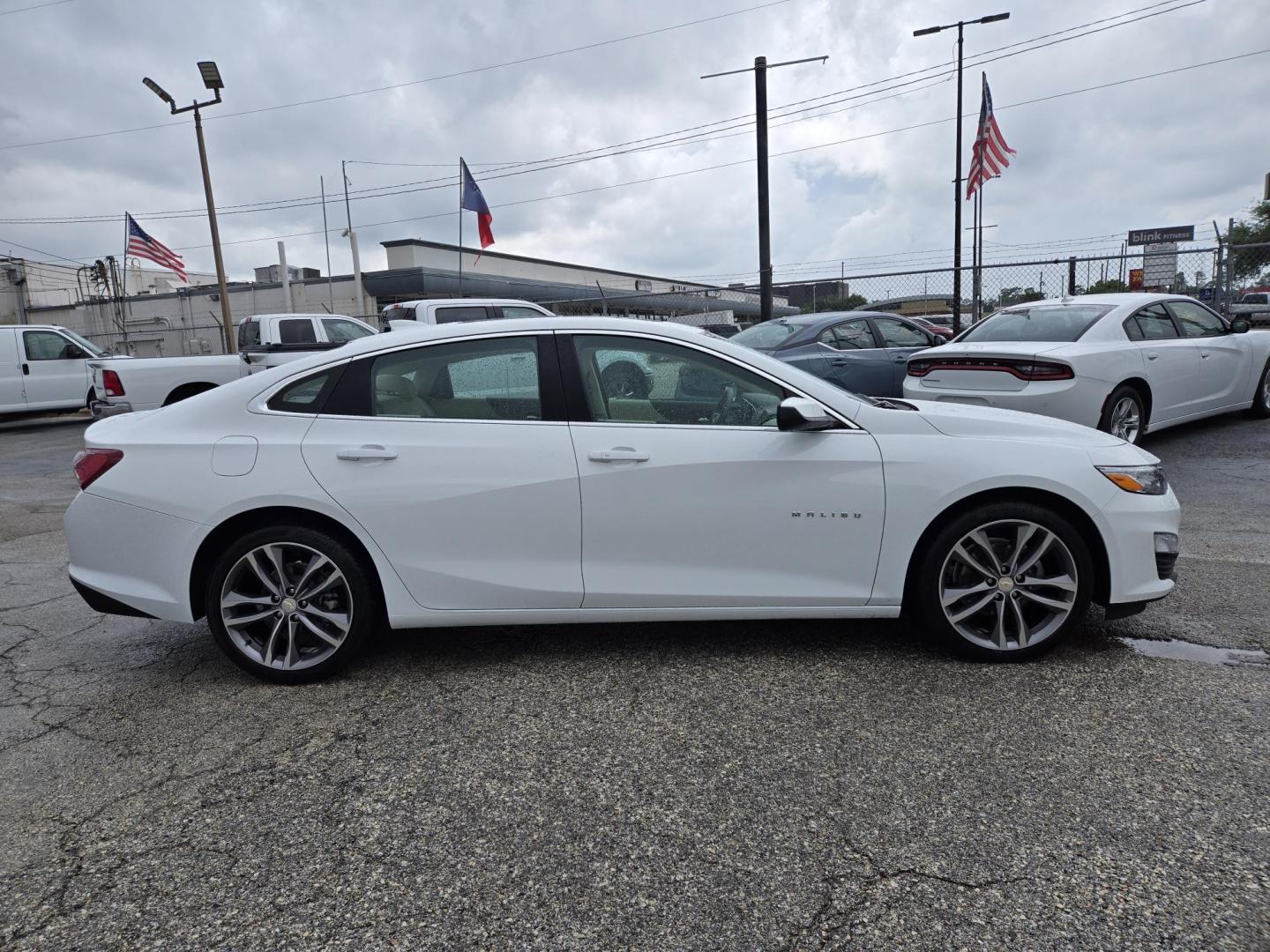 2024 White Chevrolet Malibu 2LT (1G1ZE5ST6RF) with an 1.5L L4 DOHC 16V engine, 6A transmission, located at 1842 Wirt Road, Houston, TX, 77055, (713) 973-3903, 29.805330, -95.484787 - Photo#5