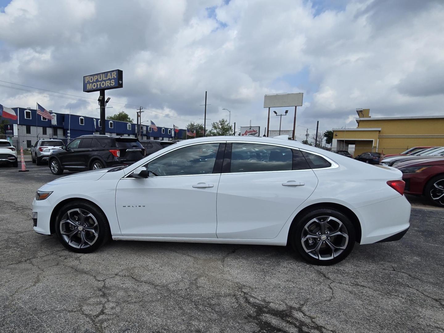 2024 White /Black Chevrolet Malibu 1LT (1G1ZD5ST6RF) with an 1.5L L4 DOHC 16V engine, 6A transmission, located at 1842 Wirt Road, Houston, TX, 77055, (713) 973-3903, 29.805330, -95.484787 - Photo#1