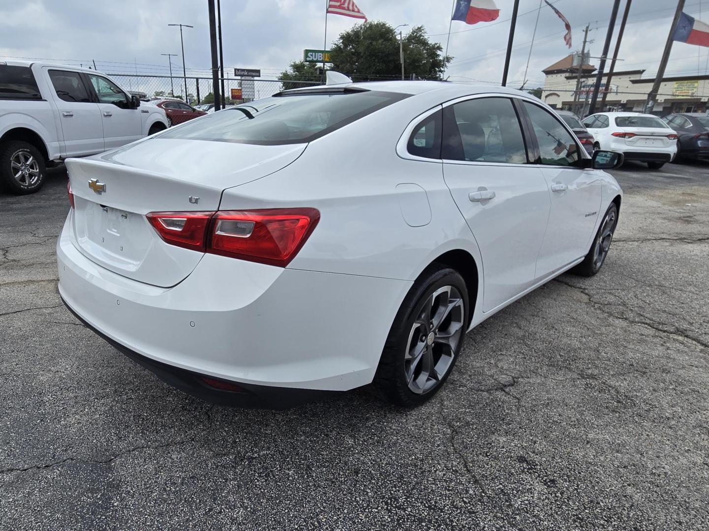 2024 White /Black Chevrolet Malibu 1LT (1G1ZD5ST6RF) with an 1.5L L4 DOHC 16V engine, 6A transmission, located at 1842 Wirt Road, Houston, TX, 77055, (713) 973-3903, 29.805330, -95.484787 - Photo#4