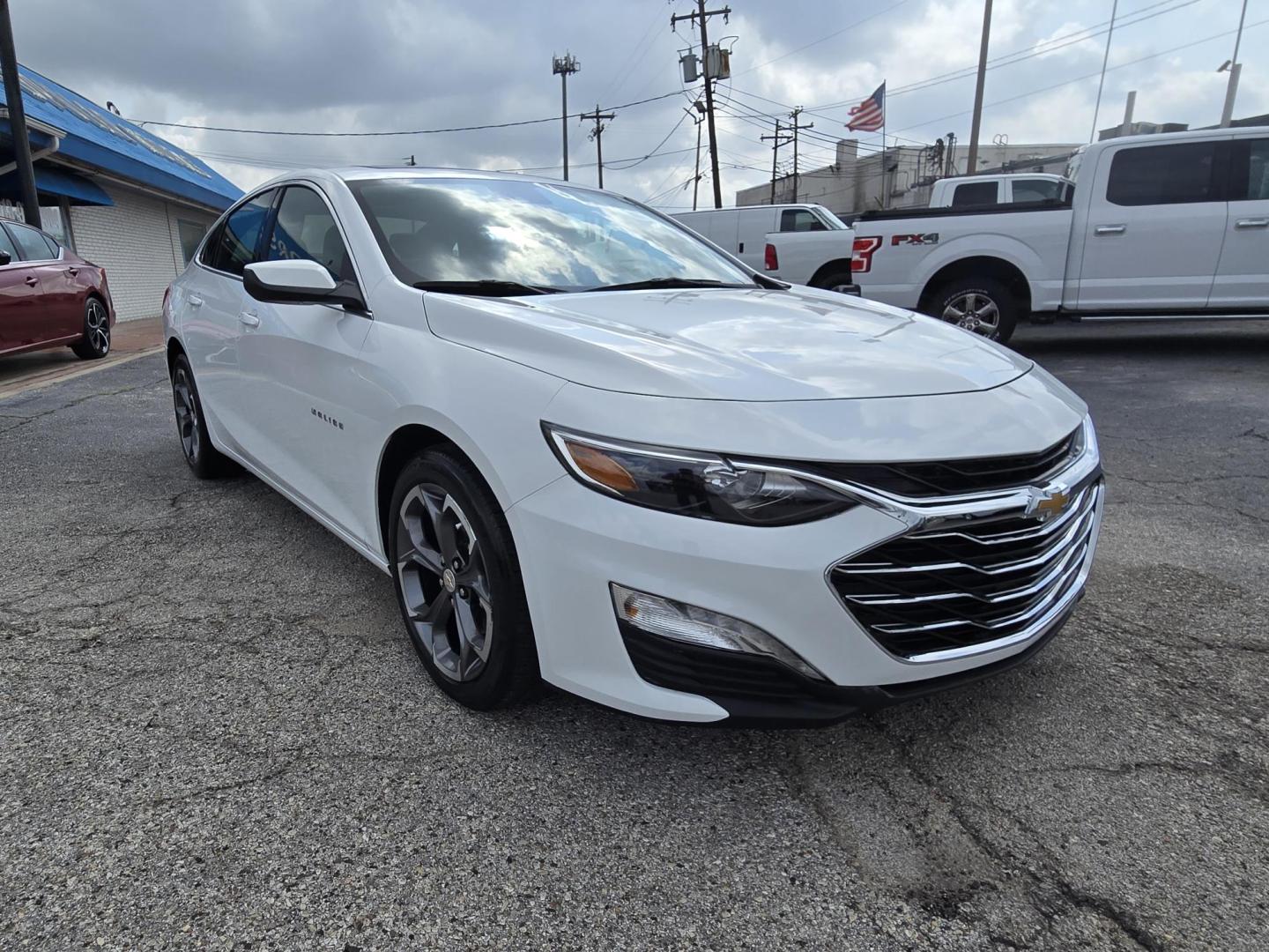 2024 White /Black Chevrolet Malibu 1LT (1G1ZD5ST6RF) with an 1.5L L4 DOHC 16V engine, 6A transmission, located at 1842 Wirt Road, Houston, TX, 77055, (713) 973-3903, 29.805330, -95.484787 - Photo#6