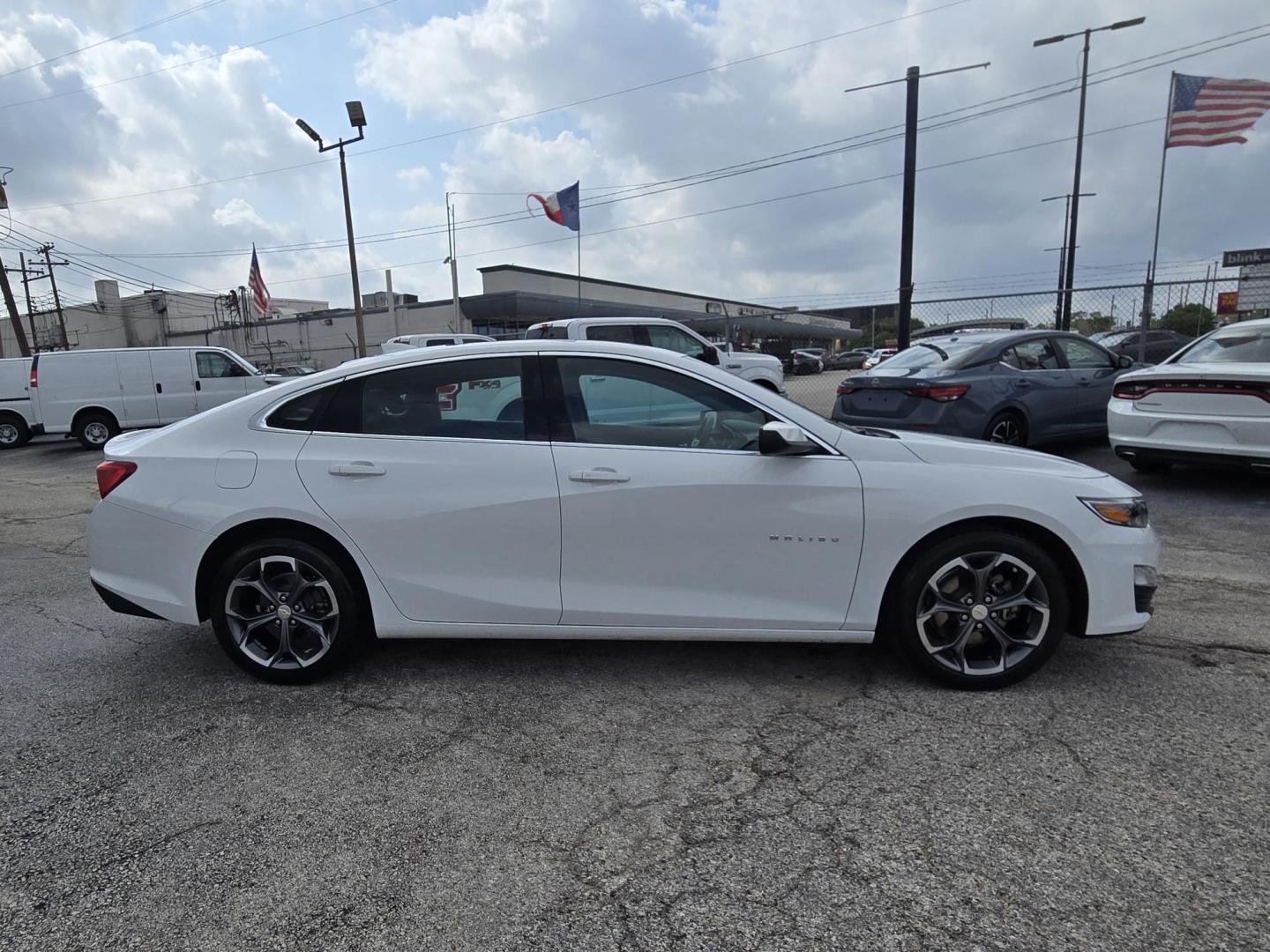 2024 White /Black Chevrolet Malibu 1LT (1G1ZD5ST6RF) with an 1.5L L4 DOHC 16V engine, 6A transmission, located at 1842 Wirt Road, Houston, TX, 77055, (713) 973-3903, 29.805330, -95.484787 - Photo#5