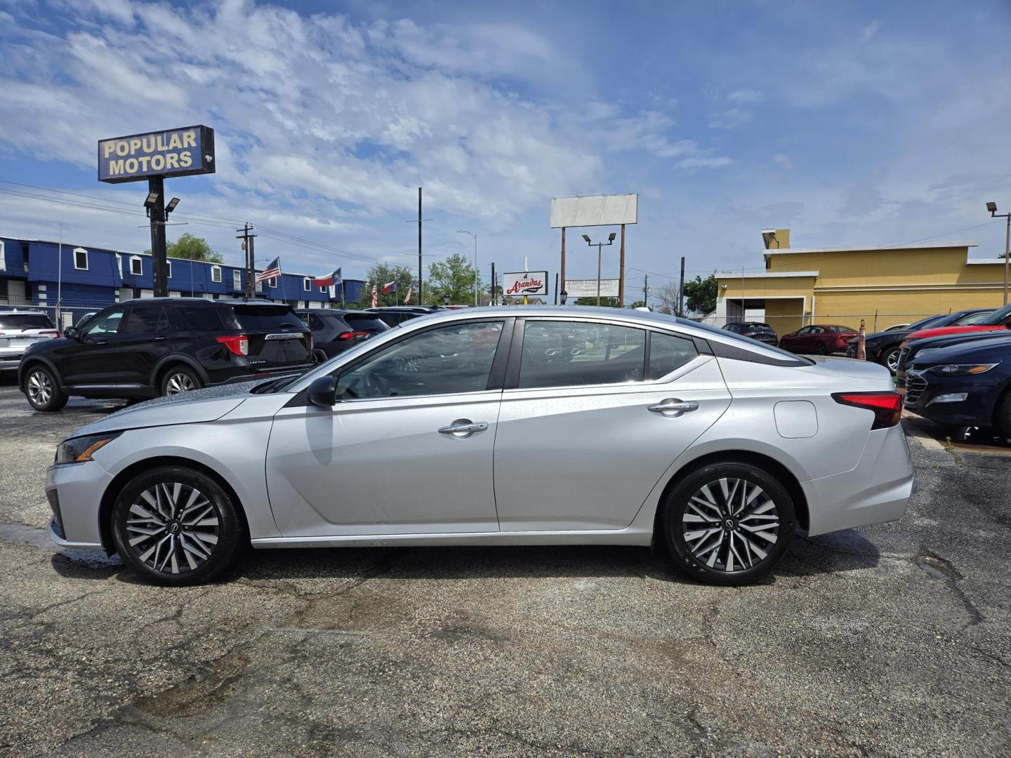2024 Silver Nissan Altima 2.5 SV (1N4BL4DV7RN) with an 2.5L L4 DOHC 16V engine, CVT transmission, located at 1842 Wirt Road, Houston, TX, 77055, (713) 973-3903, 29.805330, -95.484787 - Photo#1