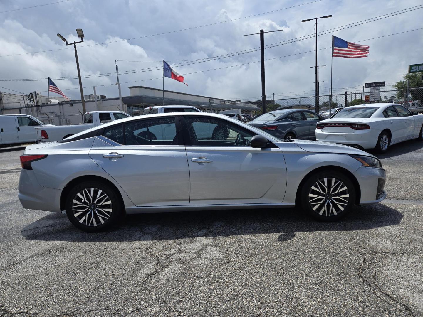 2024 Silver Nissan Altima 2.5 SV (1N4BL4DV7RN) with an 2.5L L4 DOHC 16V engine, CVT transmission, located at 1842 Wirt Road, Houston, TX, 77055, (713) 973-3903, 29.805330, -95.484787 - Photo#4
