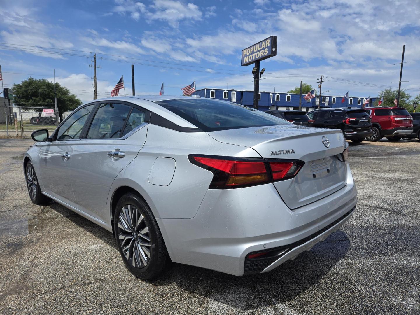 2024 Silver Nissan Altima 2.5 SV (1N4BL4DV7RN) with an 2.5L L4 DOHC 16V engine, CVT transmission, located at 1842 Wirt Road, Houston, TX, 77055, (713) 973-3903, 29.805330, -95.484787 - Photo#2