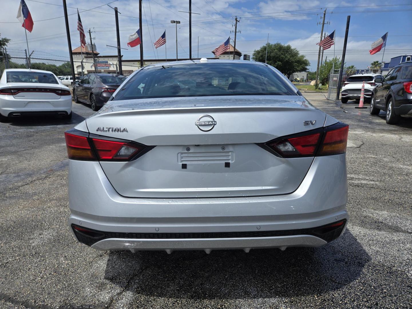 2024 Silver Nissan Altima 2.5 SV (1N4BL4DV7RN) with an 2.5L L4 DOHC 16V engine, CVT transmission, located at 1842 Wirt Road, Houston, TX, 77055, (713) 973-3903, 29.805330, -95.484787 - Photo#3