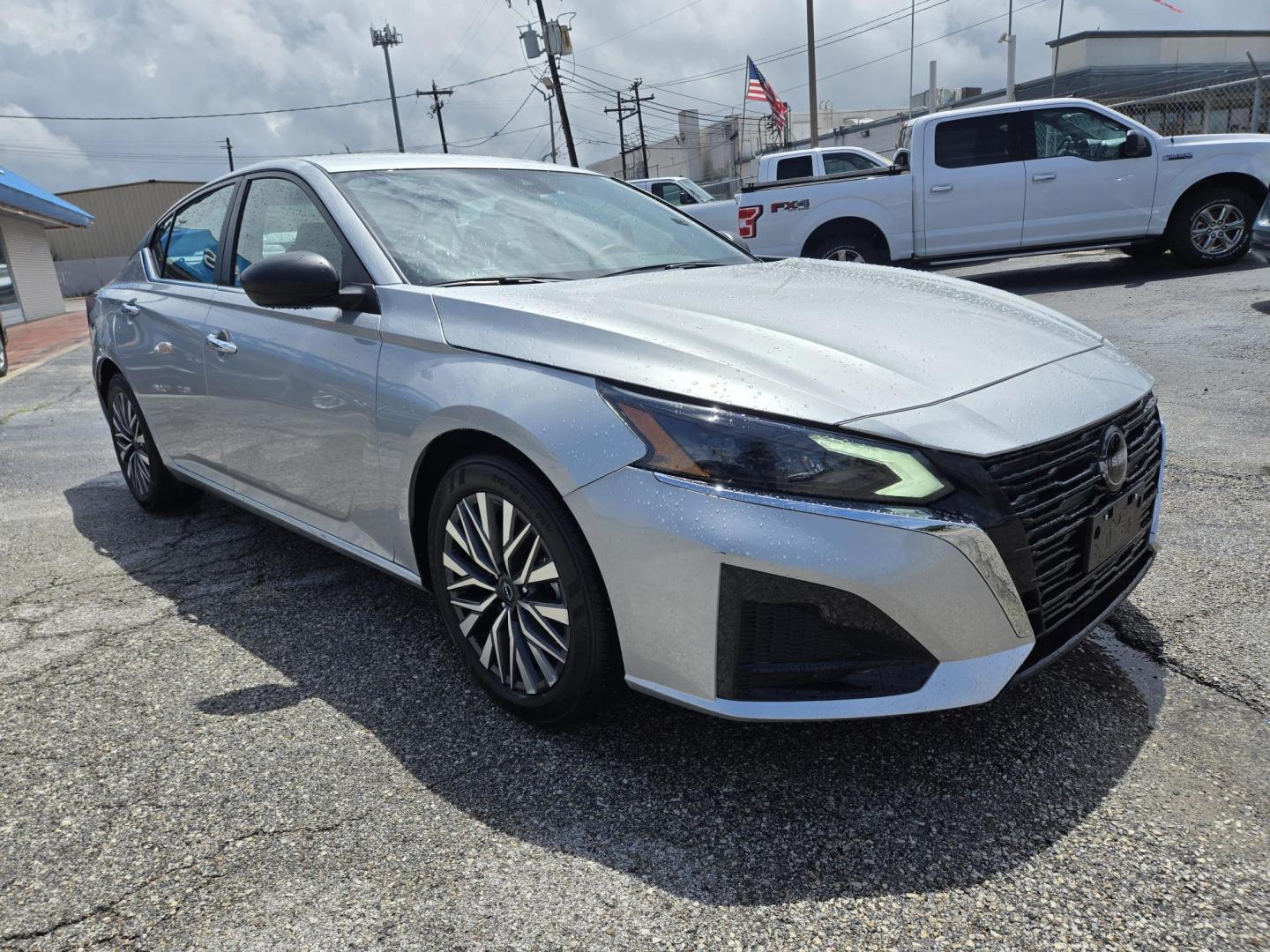 2024 Silver Nissan Altima 2.5 SV (1N4BL4DV7RN) with an 2.5L L4 DOHC 16V engine, CVT transmission, located at 1842 Wirt Road, Houston, TX, 77055, (713) 973-3903, 29.805330, -95.484787 - Photo#6