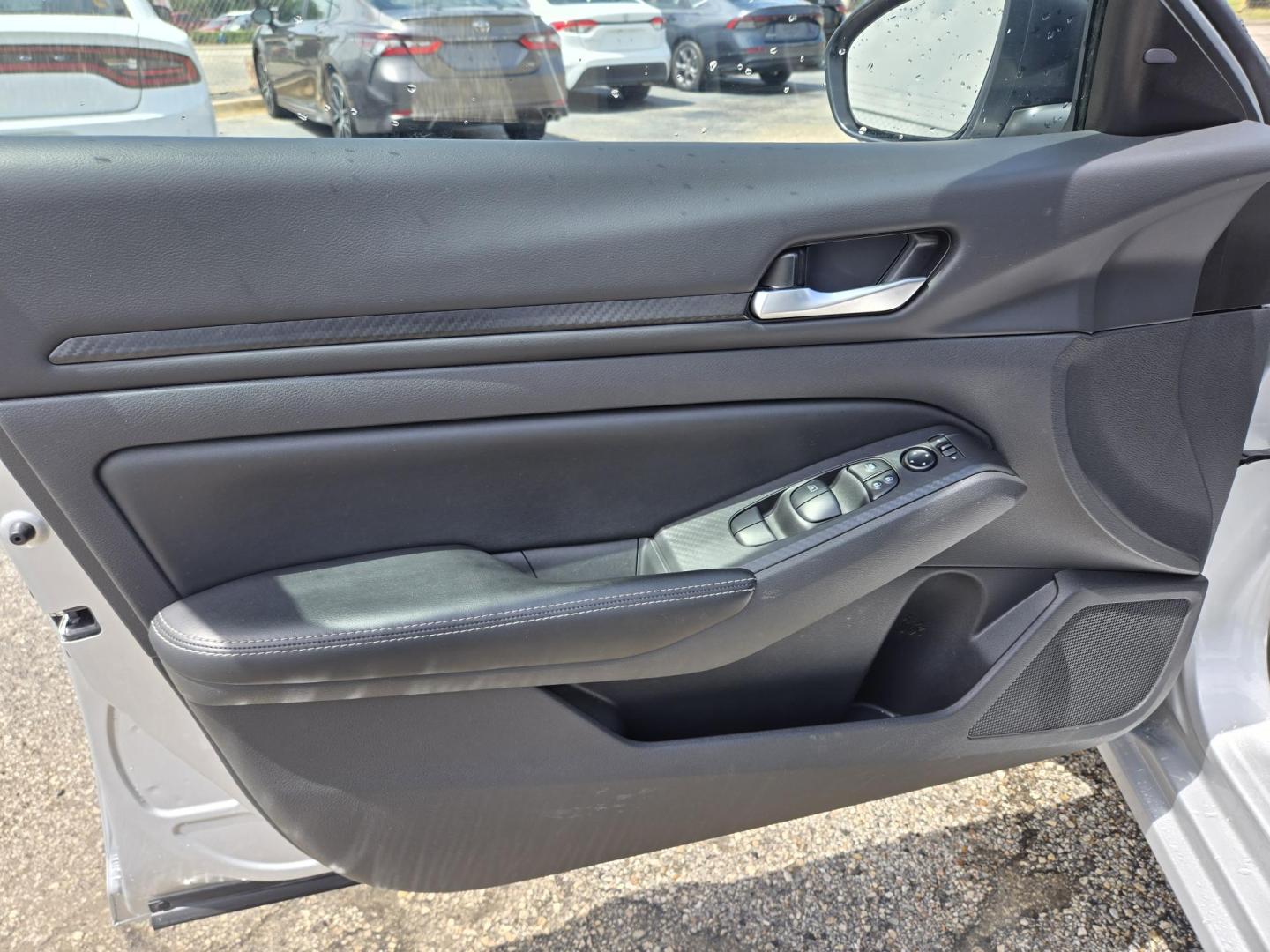 2024 Silver Nissan Altima 2.5 SV (1N4BL4DV7RN) with an 2.5L L4 DOHC 16V engine, CVT transmission, located at 1842 Wirt Road, Houston, TX, 77055, (713) 973-3903, 29.805330, -95.484787 - Photo#9