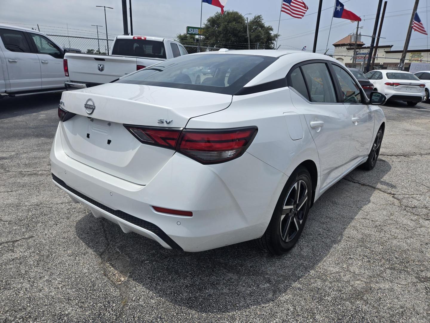 2024 White /Black Nissan Sentra SV (3N1AB8CV8RY) with an 1.8L L4 SFI DOHC 16V engine, CVT transmission, located at 1842 Wirt Road, Houston, TX, 77055, (713) 973-3903, 29.805330, -95.484787 - Photo#4