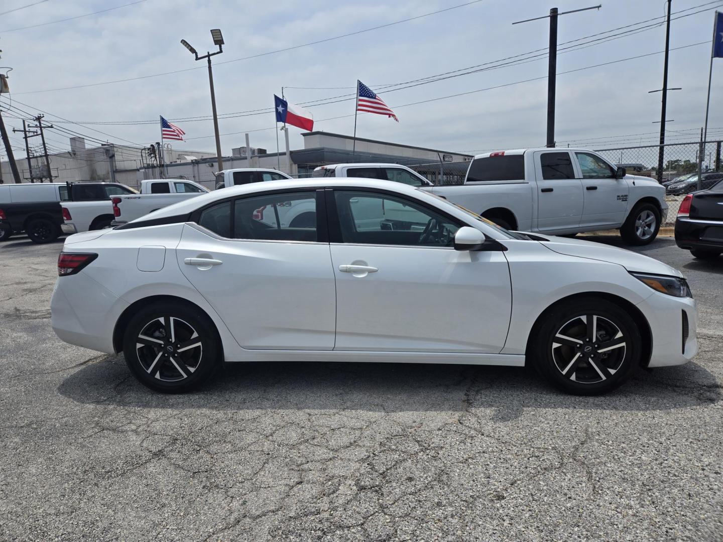 2024 White /Black Nissan Sentra SV (3N1AB8CV8RY) with an 1.8L L4 SFI DOHC 16V engine, CVT transmission, located at 1842 Wirt Road, Houston, TX, 77055, (713) 973-3903, 29.805330, -95.484787 - Photo#5