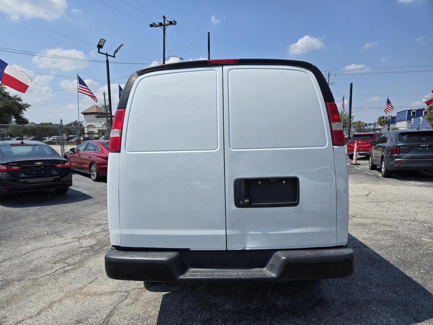 2021 White Chevrolet Express 2500 Cargo (1GCWGAFP5M1) with an 4.3L V6 engine, 6A transmission, located at 1842 Wirt Road, Houston, TX, 77055, (713) 973-3903, 29.805330, -95.484787 - Photo#3