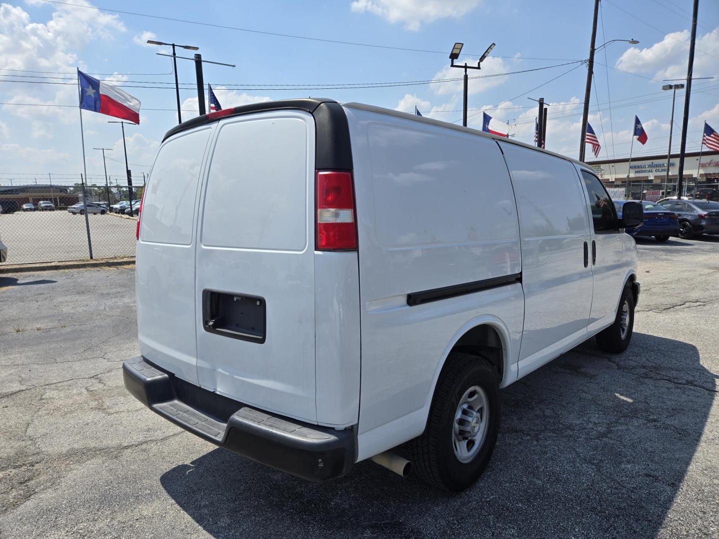 2021 White Chevrolet Express 2500 Cargo (1GCWGAFP5M1) with an 4.3L V6 engine, 6A transmission, located at 1842 Wirt Road, Houston, TX, 77055, (713) 973-3903, 29.805330, -95.484787 - Photo#4