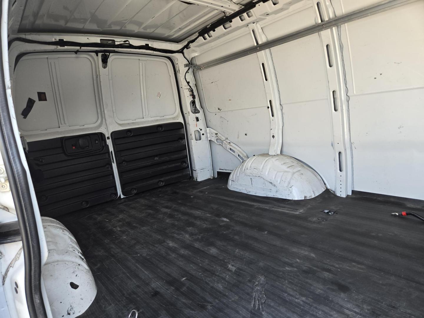 2021 White Chevrolet Express 2500 Cargo (1GCWGAFP5M1) with an 4.3L V6 engine, 6A transmission, located at 1842 Wirt Road, Houston, TX, 77055, (713) 973-3903, 29.805330, -95.484787 - Photo#12