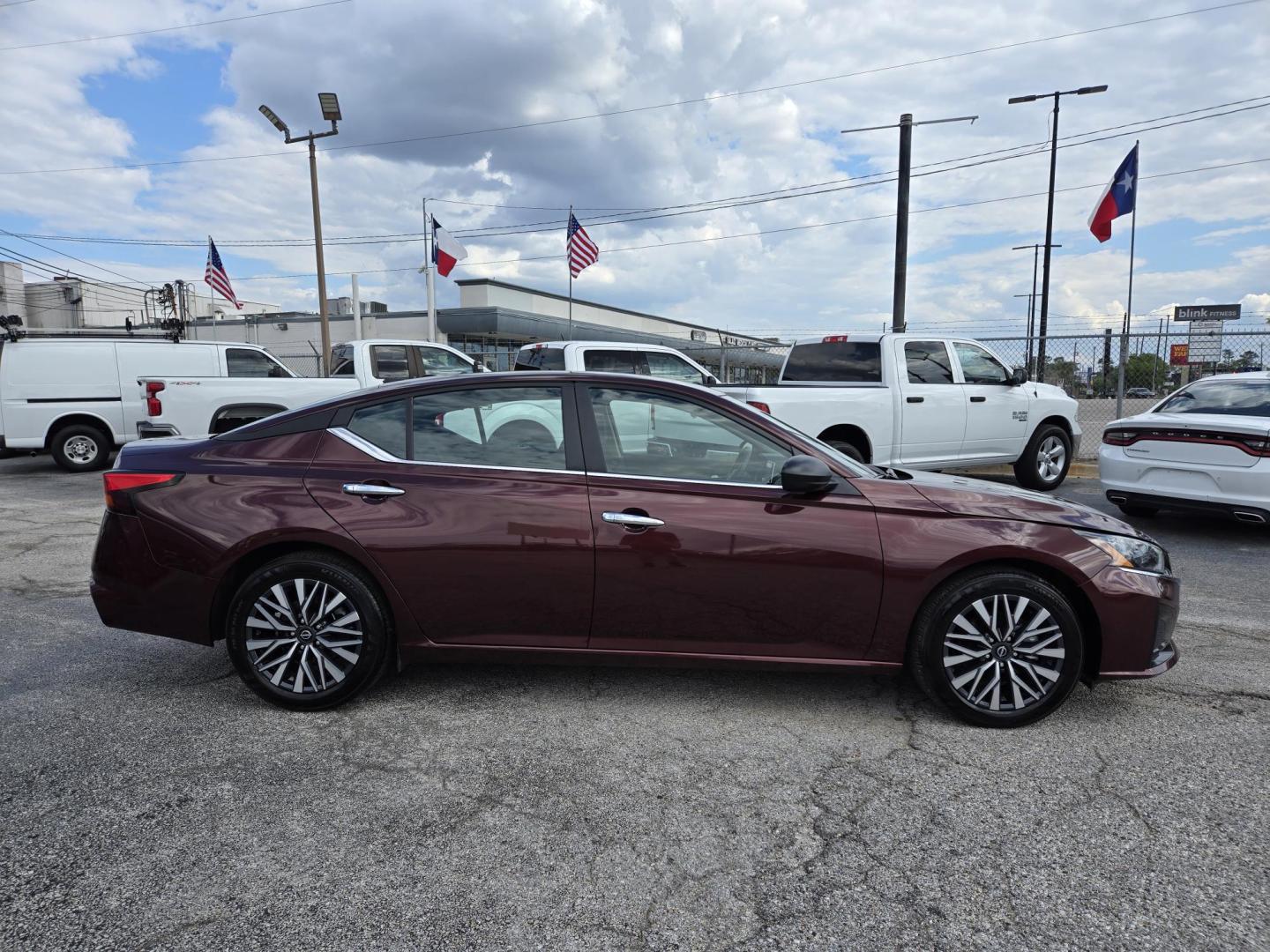 2025 MAROON Nissan Altima 2.5 SV (1N4BL4DV1SN) with an 2.5L L4 DOHC 16V engine, CVT transmission, located at 1842 Wirt Road, Houston, TX, 77055, (713) 973-3903, 29.805330, -95.484787 - Photo#5