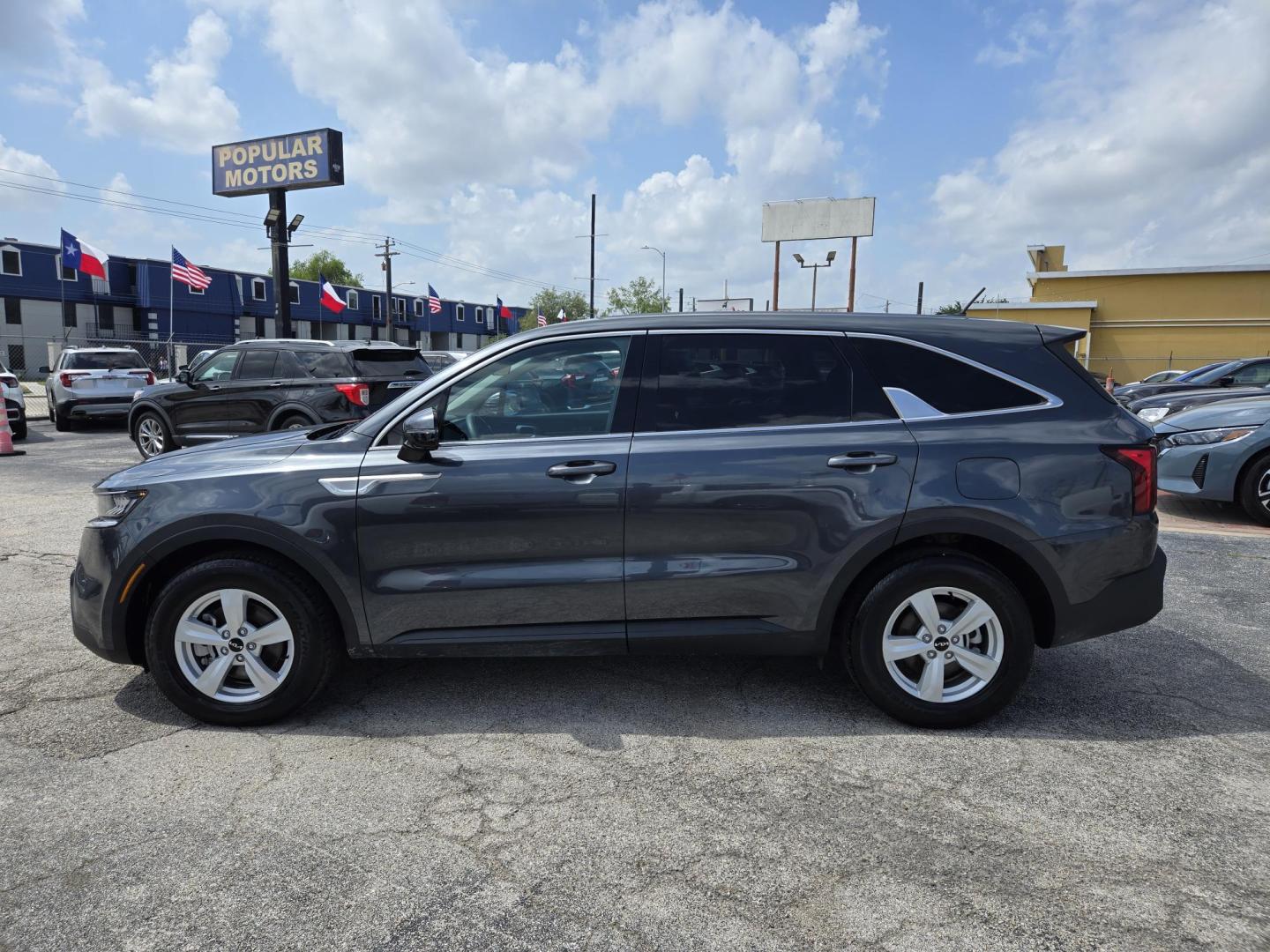 2023 Gray /Black Kia Sorento LX 2WD (5XYRG4LC9PG) with an 2.4L L4 DOHC 16V engine, 6A transmission, located at 1842 Wirt Road, Houston, TX, 77055, (713) 973-3903, 29.805330, -95.484787 - Photo#1