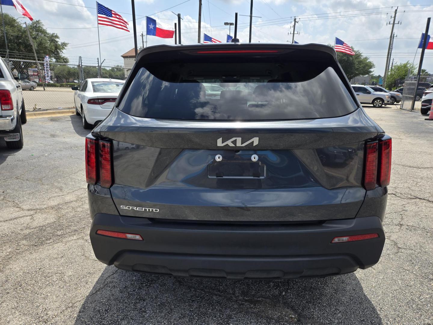 2023 Gray /Black Kia Sorento LX 2WD (5XYRG4LC9PG) with an 2.4L L4 DOHC 16V engine, 6A transmission, located at 1842 Wirt Road, Houston, TX, 77055, (713) 973-3903, 29.805330, -95.484787 - Photo#3