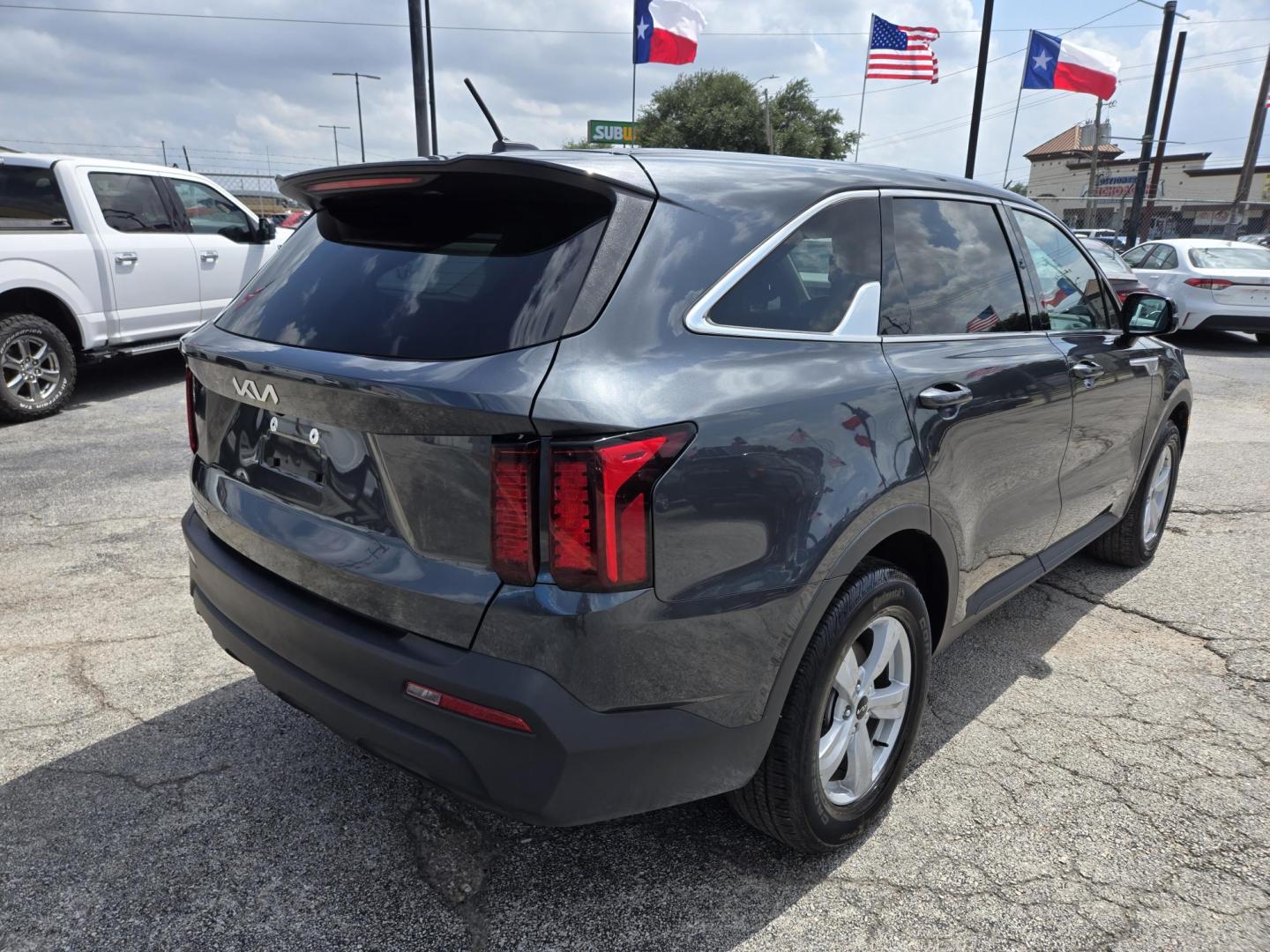 2023 Gray /Black Kia Sorento LX 2WD (5XYRG4LC9PG) with an 2.4L L4 DOHC 16V engine, 6A transmission, located at 1842 Wirt Road, Houston, TX, 77055, (713) 973-3903, 29.805330, -95.484787 - Photo#4