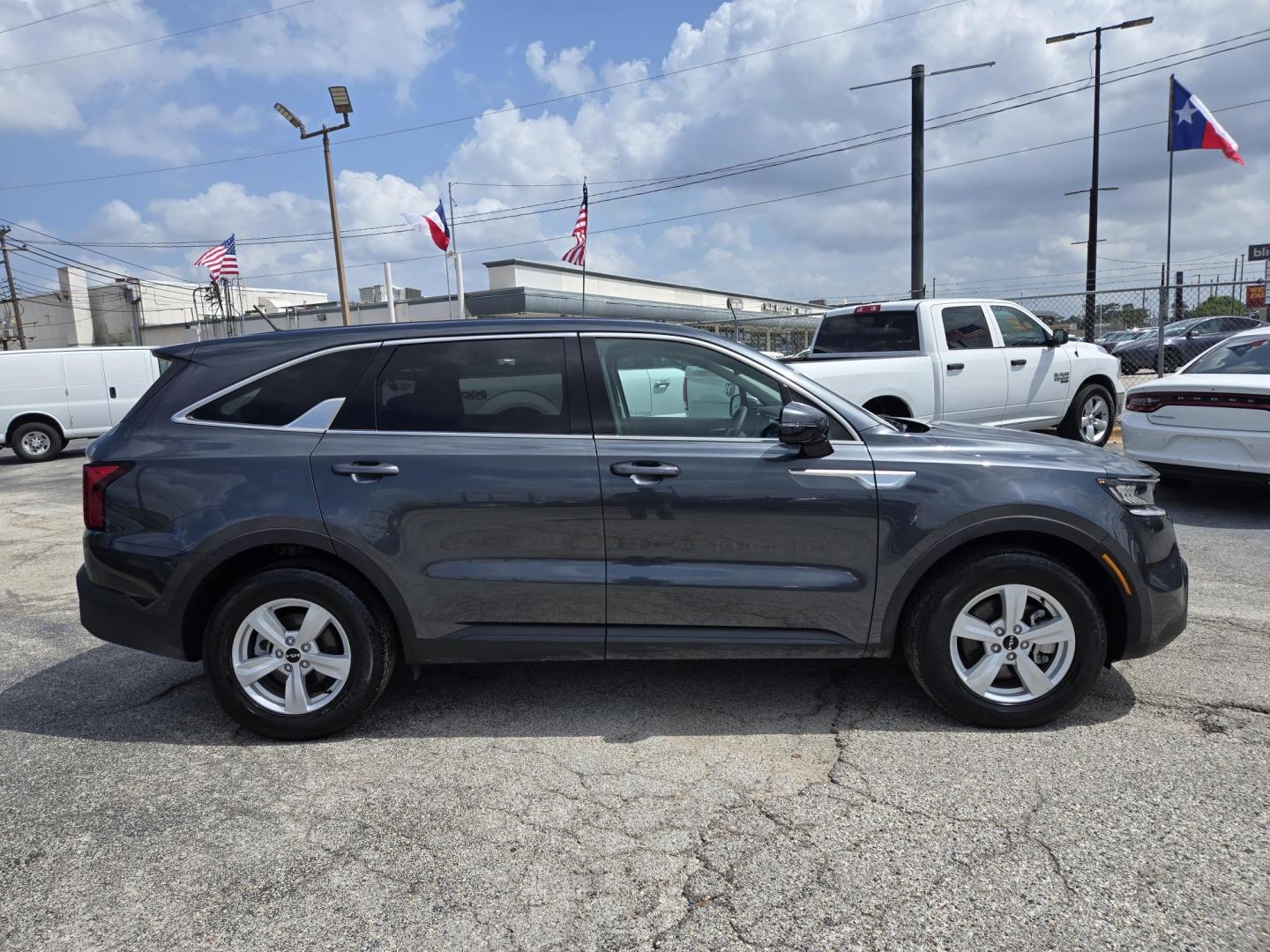 2023 Gray /Black Kia Sorento LX 2WD (5XYRG4LC9PG) with an 2.4L L4 DOHC 16V engine, 6A transmission, located at 1842 Wirt Road, Houston, TX, 77055, (713) 973-3903, 29.805330, -95.484787 - Photo#5