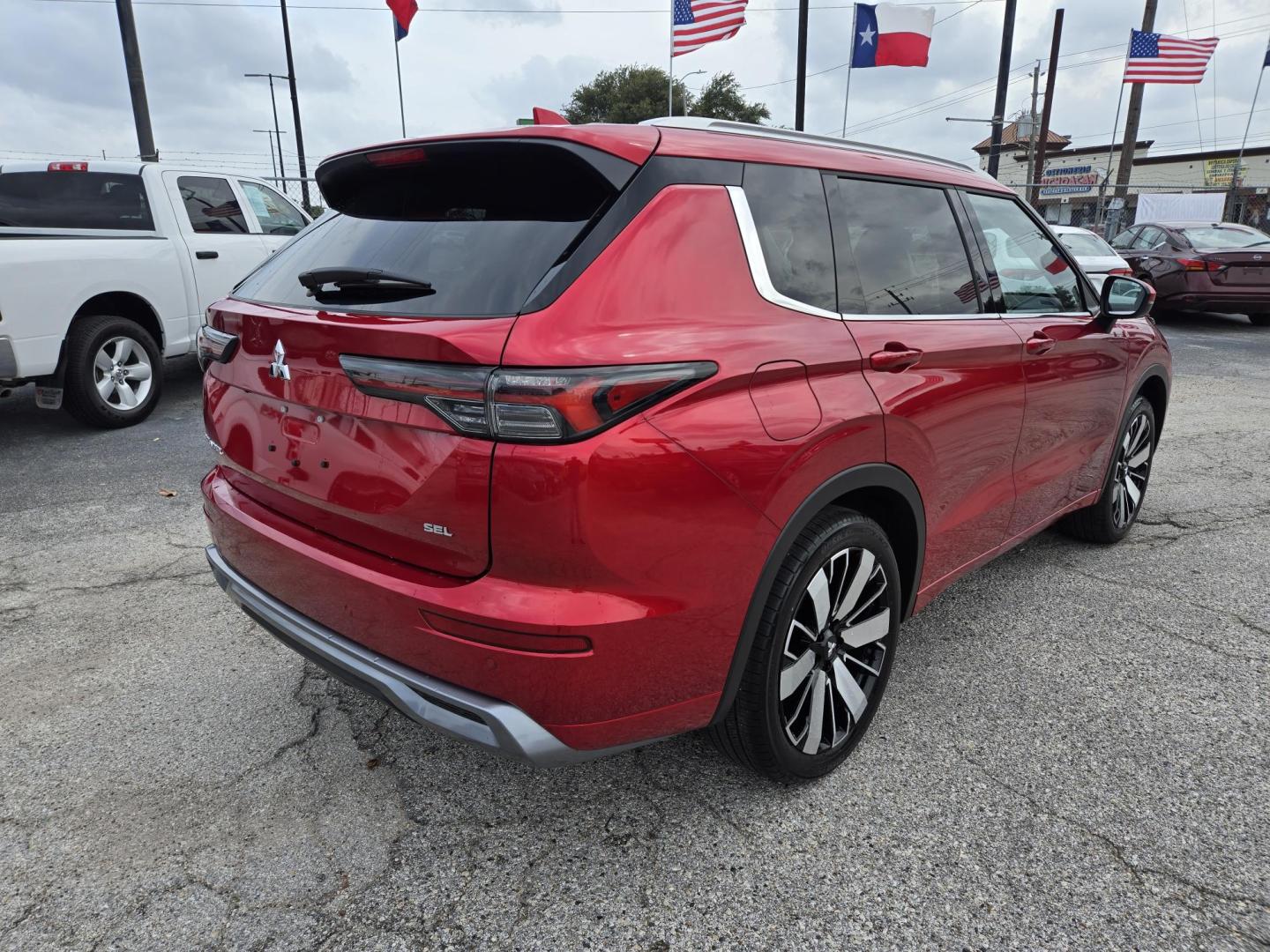 2025 MAROON /BEIGE Mitsubishi Outlander SEL (JA4J3WA82SZ) with an 2.4L L4 DOHC 16V engine, CVT transmission, located at 1842 Wirt Road, Houston, TX, 77055, (713) 973-3903, 29.805330, -95.484787 - Photo#4