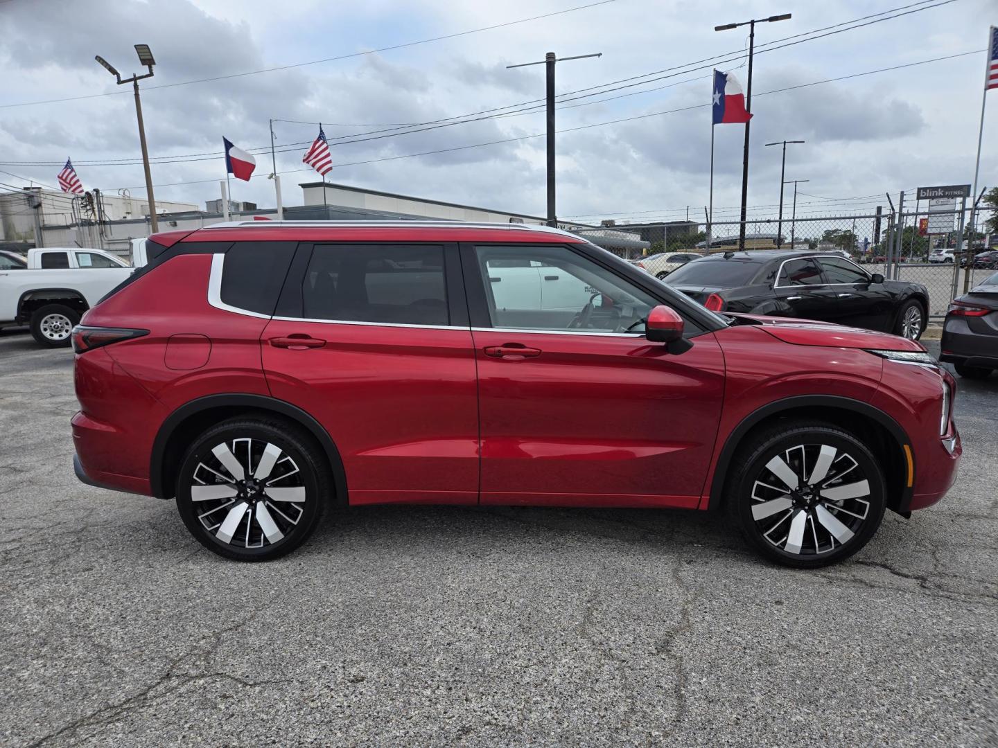 2025 MAROON /BEIGE Mitsubishi Outlander SEL (JA4J3WA82SZ) with an 2.4L L4 DOHC 16V engine, CVT transmission, located at 1842 Wirt Road, Houston, TX, 77055, (713) 973-3903, 29.805330, -95.484787 - Photo#5