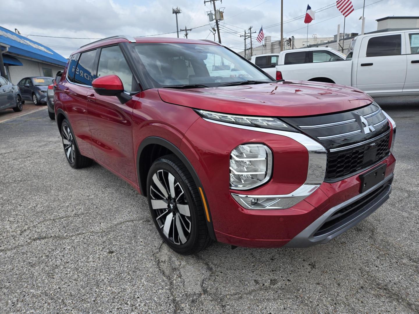 2025 MAROON /BEIGE Mitsubishi Outlander SEL (JA4J3WA82SZ) with an 2.4L L4 DOHC 16V engine, CVT transmission, located at 1842 Wirt Road, Houston, TX, 77055, (713) 973-3903, 29.805330, -95.484787 - Photo#6