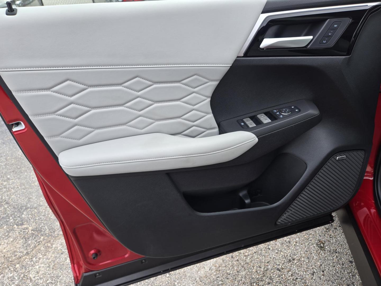 2025 MAROON /BEIGE Mitsubishi Outlander SEL (JA4J3WA82SZ) with an 2.4L L4 DOHC 16V engine, CVT transmission, located at 1842 Wirt Road, Houston, TX, 77055, (713) 973-3903, 29.805330, -95.484787 - Photo#9