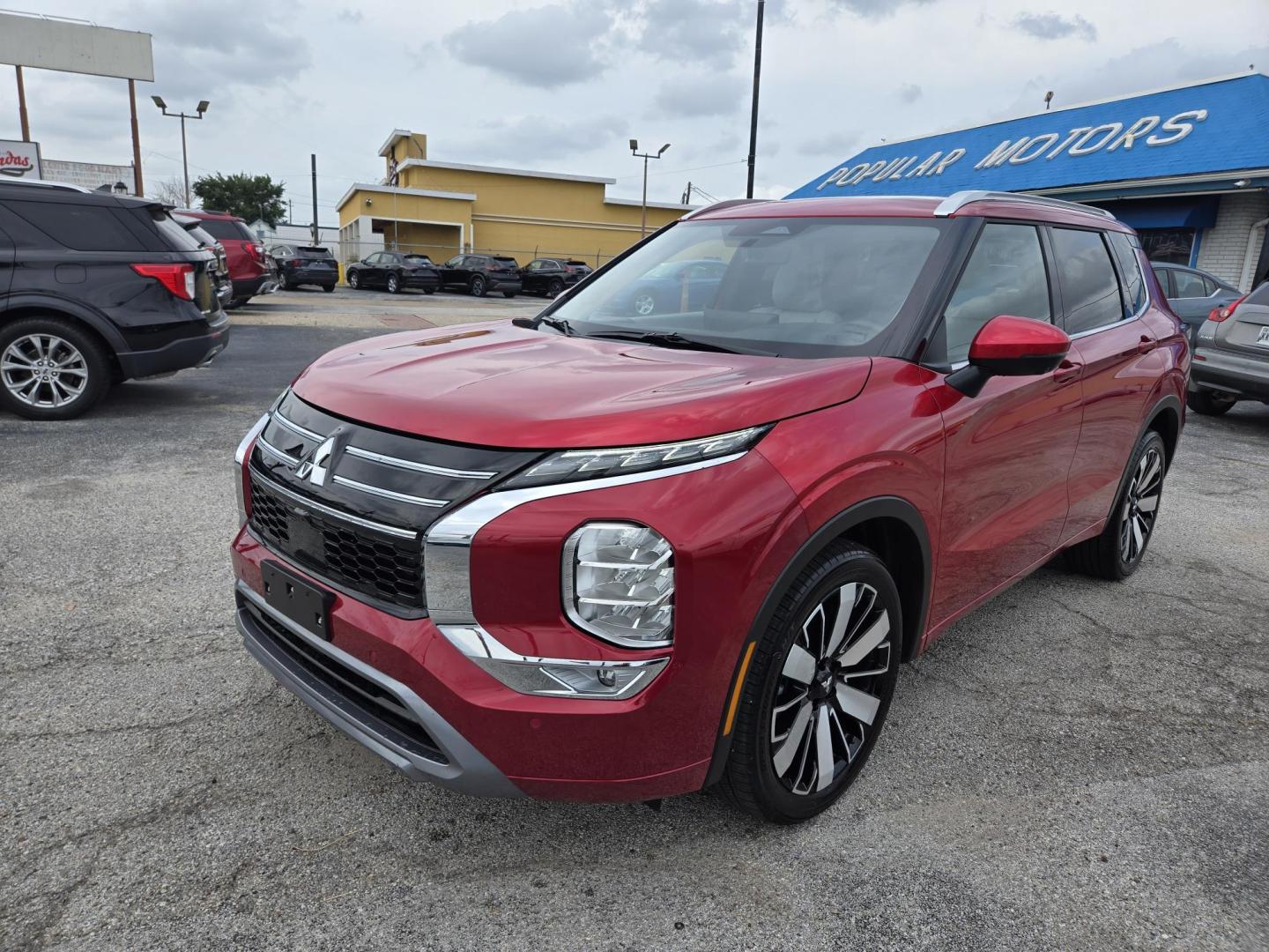2025 MAROON /BEIGE Mitsubishi Outlander SEL (JA4J3WA82SZ) with an 2.4L L4 DOHC 16V engine, CVT transmission, located at 1842 Wirt Road, Houston, TX, 77055, (713) 973-3903, 29.805330, -95.484787 - Photo#0
