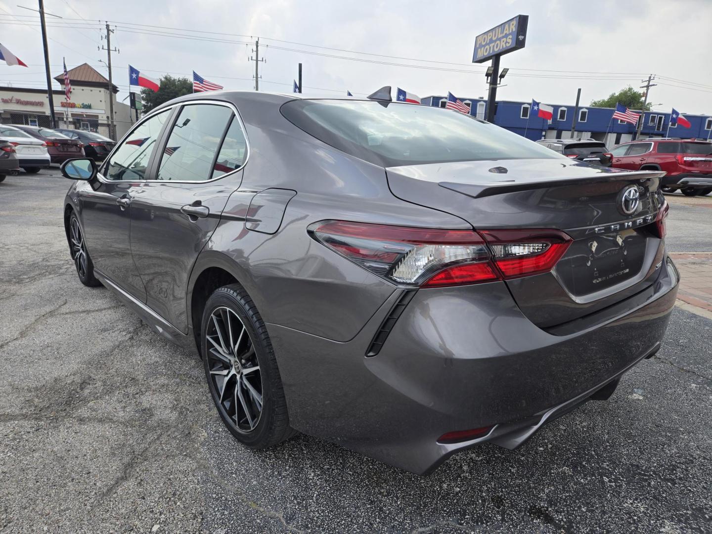2021 Gray /Black Toyota Camry SE (4T1G11AK3MU) with an 2.5L L4 DOHC 16V engine, 8A transmission, located at 1842 Wirt Road, Houston, TX, 77055, (713) 973-3903, 29.805330, -95.484787 - Photo#2