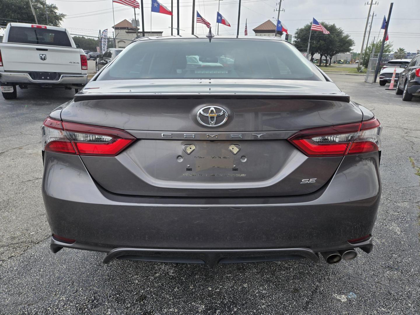 2021 Gray /Black Toyota Camry SE (4T1G11AK3MU) with an 2.5L L4 DOHC 16V engine, 8A transmission, located at 1842 Wirt Road, Houston, TX, 77055, (713) 973-3903, 29.805330, -95.484787 - Photo#3