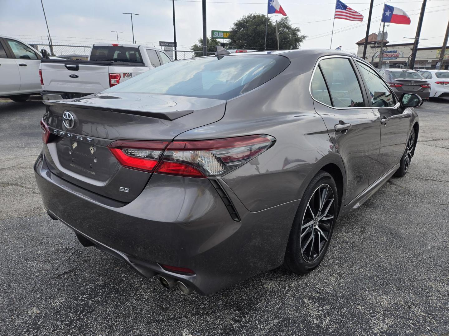 2021 Gray /Black Toyota Camry SE (4T1G11AK3MU) with an 2.5L L4 DOHC 16V engine, 8A transmission, located at 1842 Wirt Road, Houston, TX, 77055, (713) 973-3903, 29.805330, -95.484787 - Photo#4