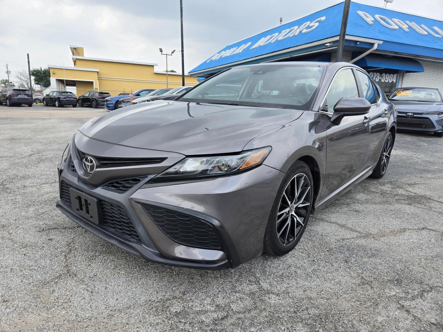 2021 Gray /Black Toyota Camry SE (4T1G11AK3MU) with an 2.5L L4 DOHC 16V engine, 8A transmission, located at 1842 Wirt Road, Houston, TX, 77055, (713) 973-3903, 29.805330, -95.484787 - Photo#0