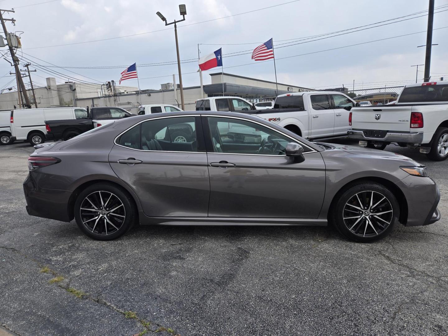 2021 Gray /Black Toyota Camry SE (4T1G11AK3MU) with an 2.5L L4 DOHC 16V engine, 8A transmission, located at 1842 Wirt Road, Houston, TX, 77055, (713) 973-3903, 29.805330, -95.484787 - Photo#5