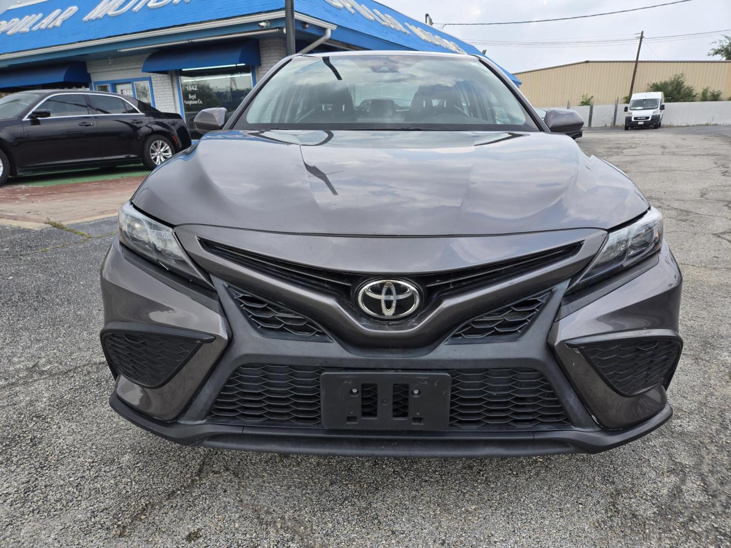 2021 Gray /Black Toyota Camry SE (4T1G11AK3MU) with an 2.5L L4 DOHC 16V engine, 8A transmission, located at 1842 Wirt Road, Houston, TX, 77055, (713) 973-3903, 29.805330, -95.484787 - Photo#7