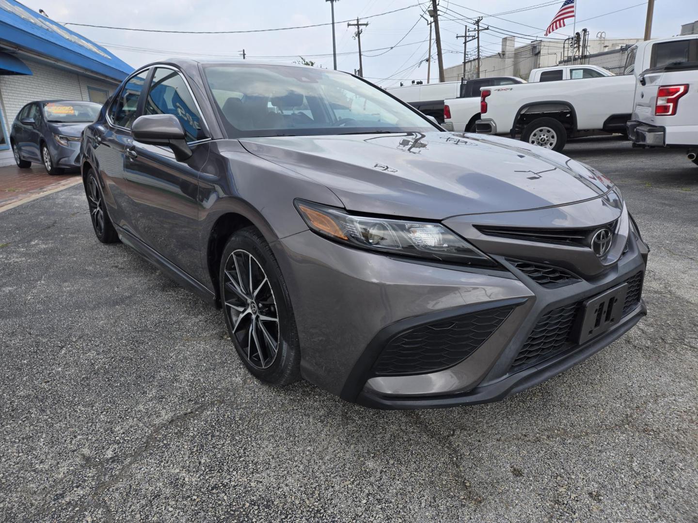 2021 Gray /Black Toyota Camry SE (4T1G11AK3MU) with an 2.5L L4 DOHC 16V engine, 8A transmission, located at 1842 Wirt Road, Houston, TX, 77055, (713) 973-3903, 29.805330, -95.484787 - Photo#6