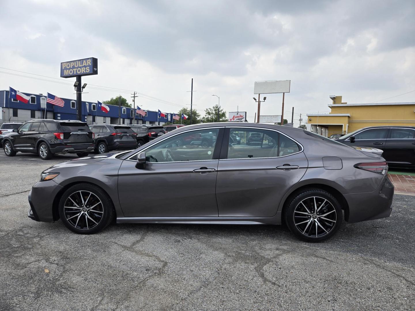 2021 Gray /Black Toyota Camry SE (4T1G11AK3MU) with an 2.5L L4 DOHC 16V engine, 8A transmission, located at 1842 Wirt Road, Houston, TX, 77055, (713) 973-3903, 29.805330, -95.484787 - Photo#1