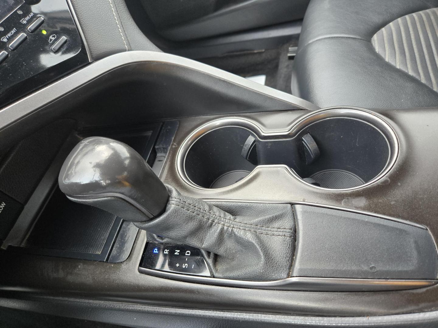 2021 Gray /Black Toyota Camry SE (4T1G11AK3MU) with an 2.5L L4 DOHC 16V engine, 8A transmission, located at 1842 Wirt Road, Houston, TX, 77055, (713) 973-3903, 29.805330, -95.484787 - Photo#21
