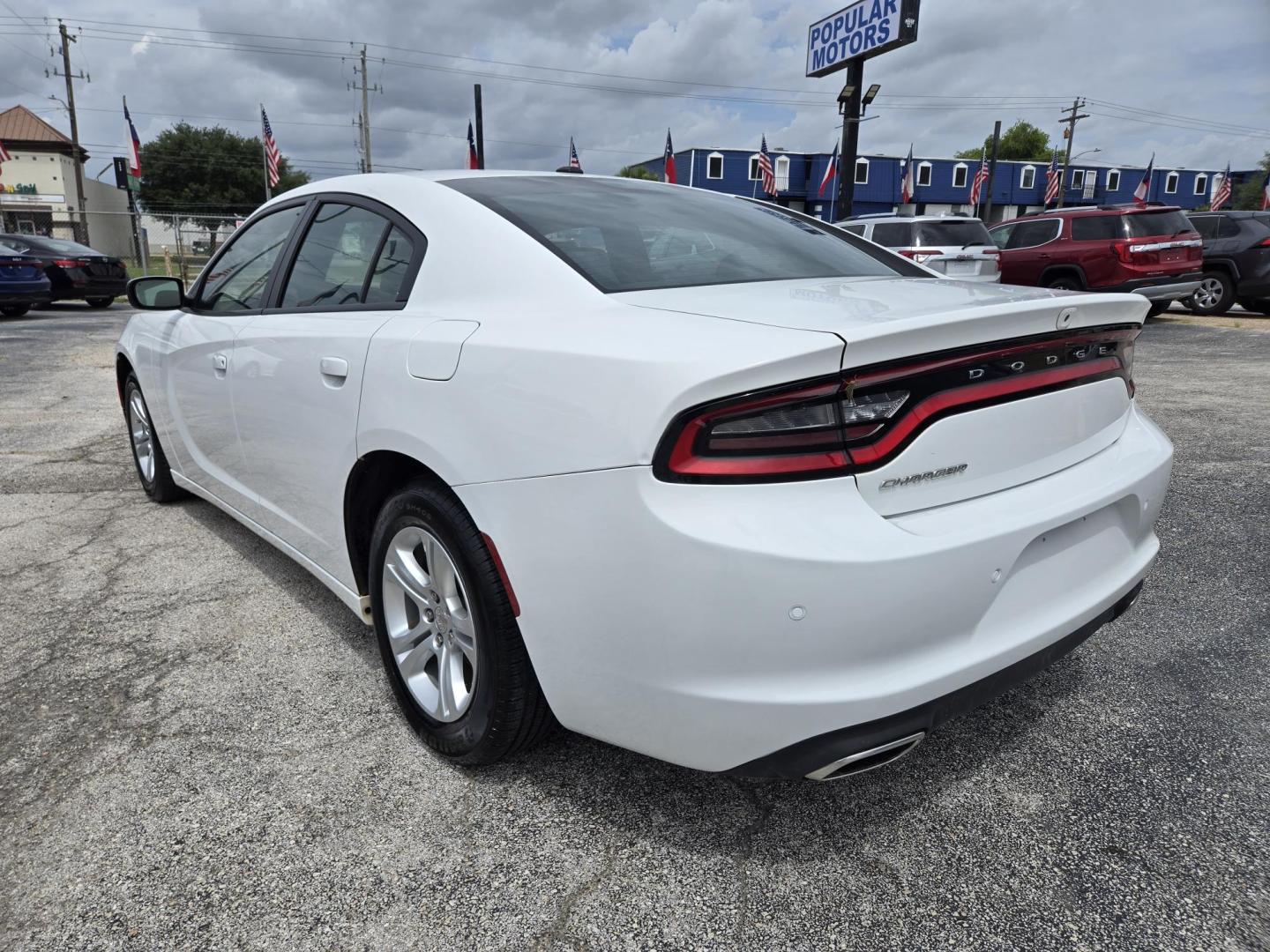 2022 White /Black Dodge Charger SXT (2C3CDXBG7NH) with an 3.6L V6 DOHC 24V engine, 8A transmission, located at 1842 Wirt Road, Houston, TX, 77055, (713) 973-3903, 29.805330, -95.484787 - Photo#2
