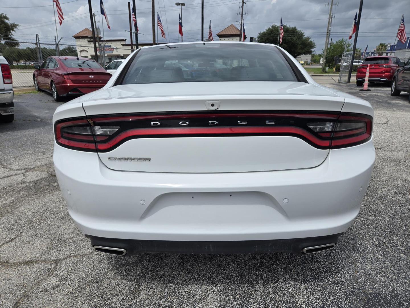 2022 White /Black Dodge Charger SXT (2C3CDXBG7NH) with an 3.6L V6 DOHC 24V engine, 8A transmission, located at 1842 Wirt Road, Houston, TX, 77055, (713) 973-3903, 29.805330, -95.484787 - Photo#3