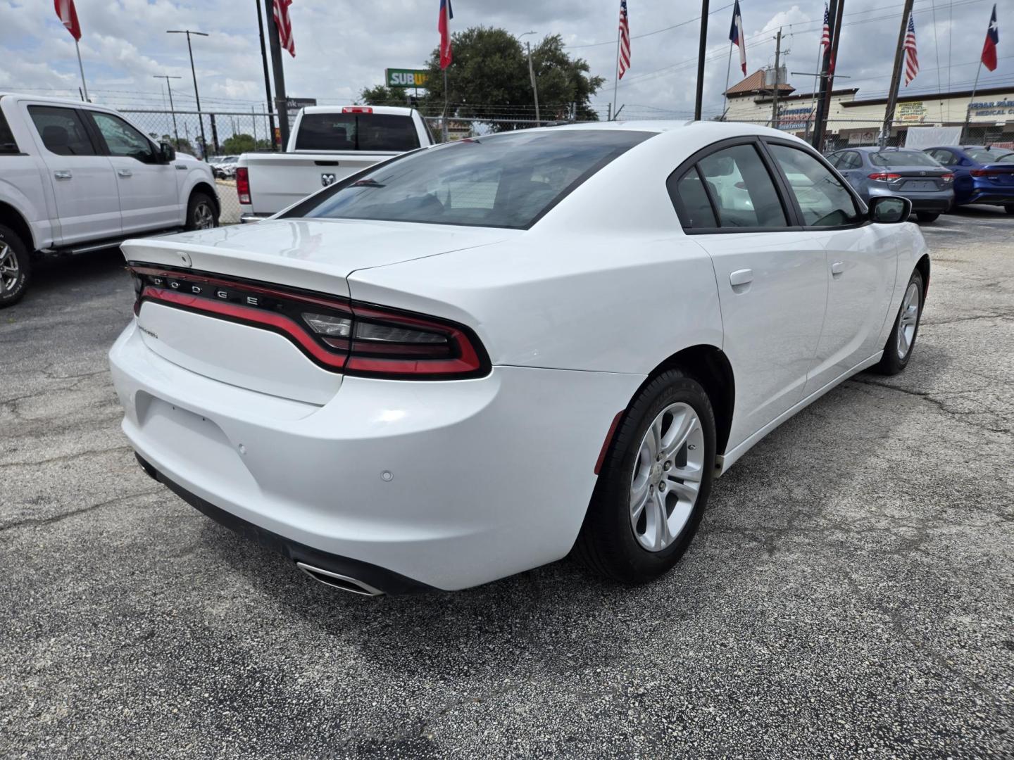 2022 White /Black Dodge Charger SXT (2C3CDXBG7NH) with an 3.6L V6 DOHC 24V engine, 8A transmission, located at 1842 Wirt Road, Houston, TX, 77055, (713) 973-3903, 29.805330, -95.484787 - Photo#4
