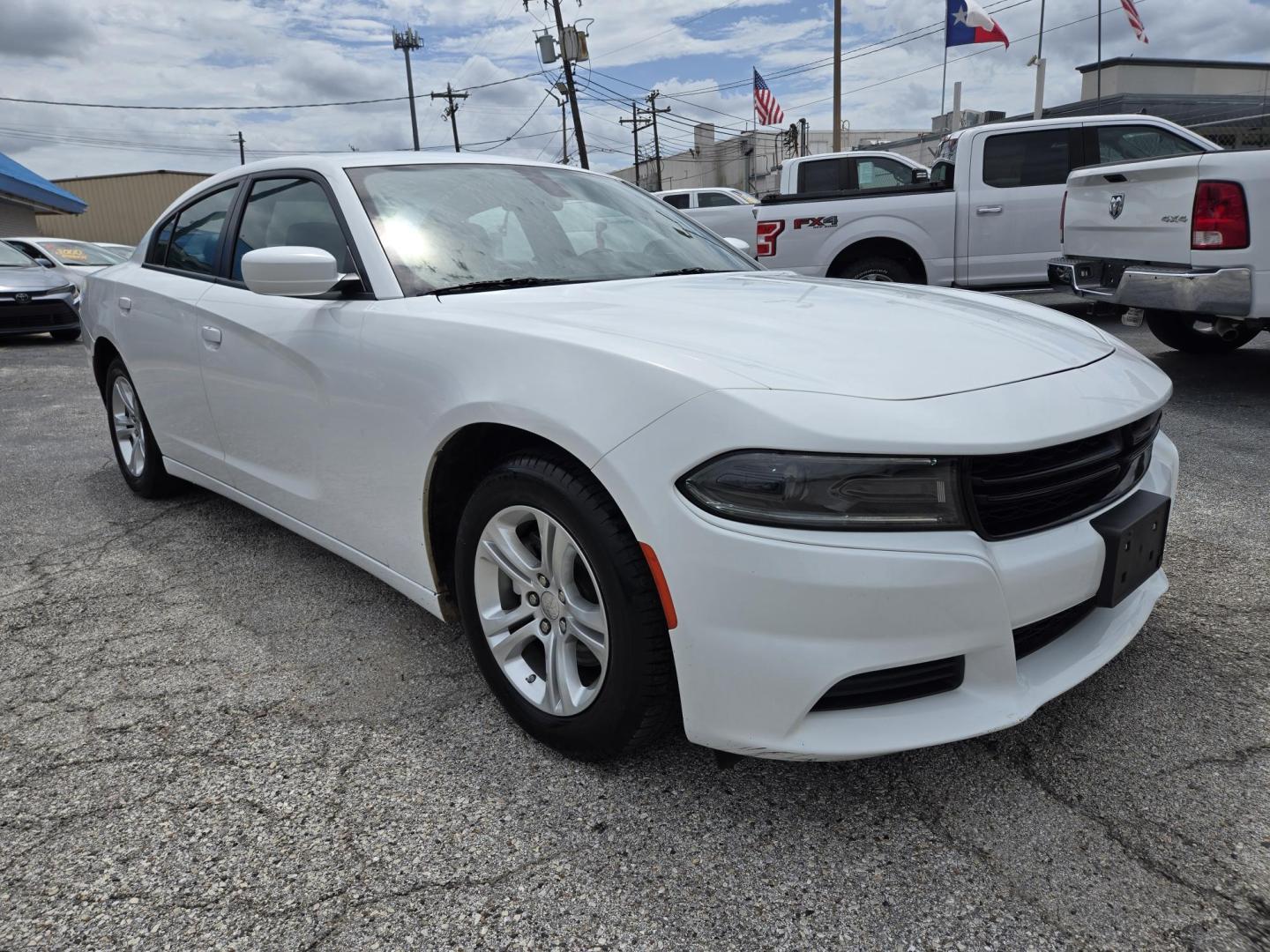 2022 White /Black Dodge Charger SXT (2C3CDXBG7NH) with an 3.6L V6 DOHC 24V engine, 8A transmission, located at 1842 Wirt Road, Houston, TX, 77055, (713) 973-3903, 29.805330, -95.484787 - Photo#6