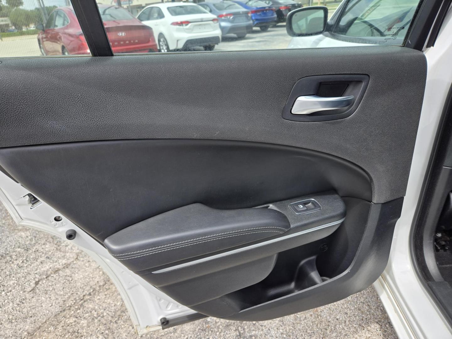 2022 White /Black Dodge Charger SXT (2C3CDXBG7NH) with an 3.6L V6 DOHC 24V engine, 8A transmission, located at 1842 Wirt Road, Houston, TX, 77055, (713) 973-3903, 29.805330, -95.484787 - Photo#11